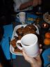Da, hinter der Tasse?